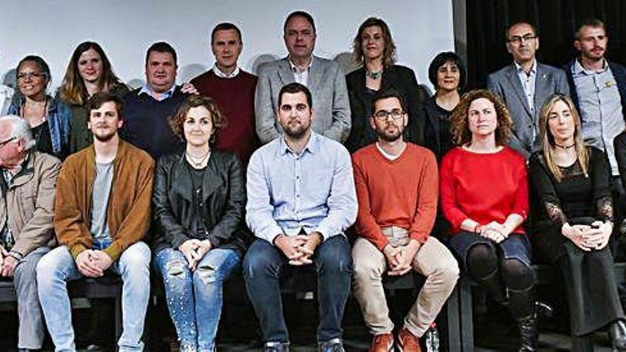 Imatge de tota la candidatura de Junts per Manresa, al final de l&#039;acte electoral d&#039;ahir a l&#039;auditori de la Plana de l&#039;Om