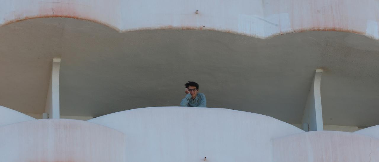 Un estudiante en uno de los balcones del hotel mallorquín.