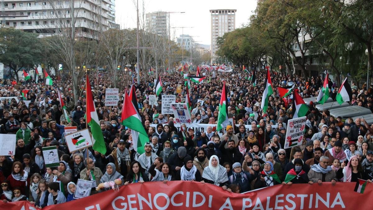 Manifestants demanant la fi de la guerra a Palestina caminant pel carrer de Tarragona de Barcelona