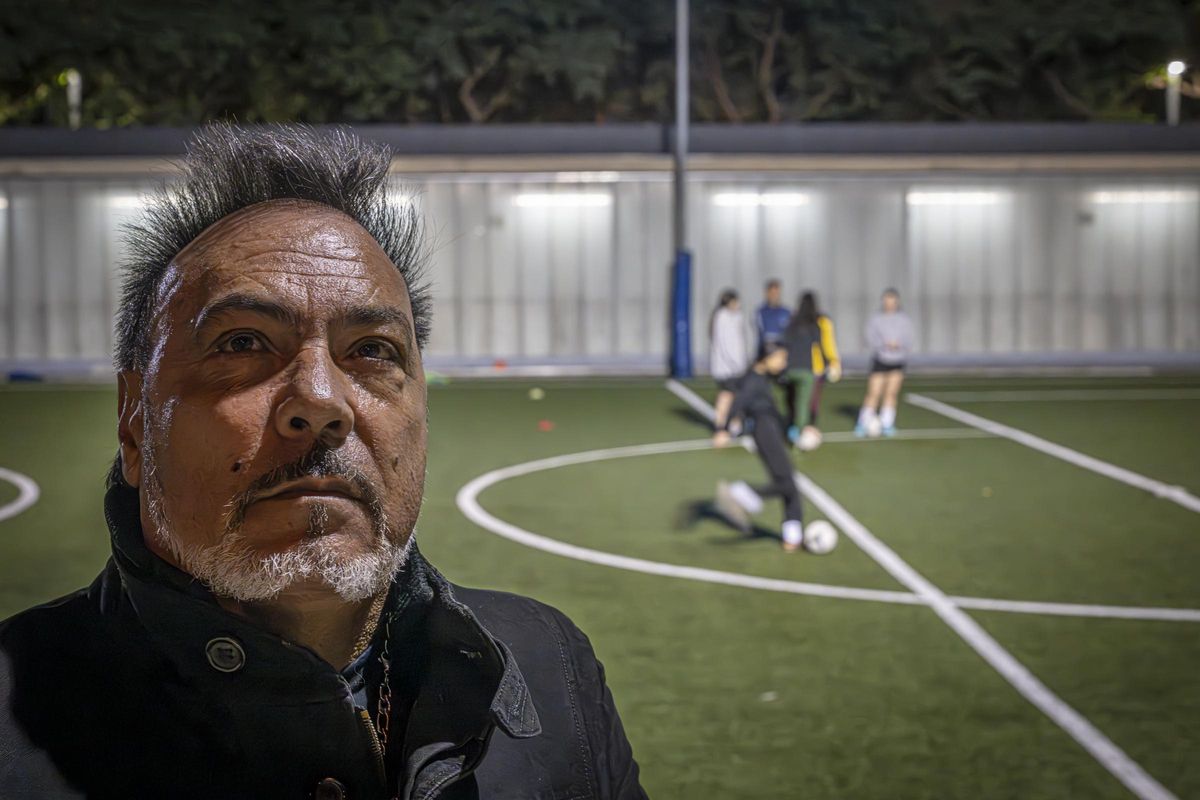 Entrenamiento del primer equipo de fútbol femenino que se crea en el barrio de La Mina