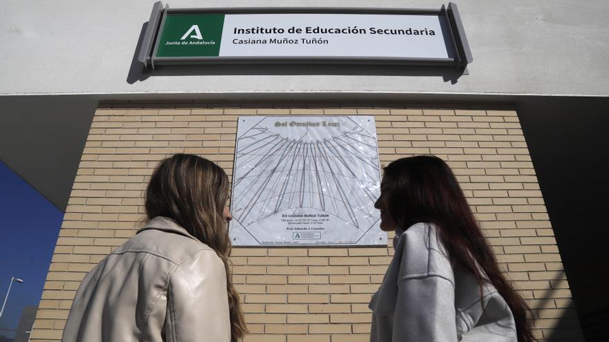 Opositores de Secundaria se quejan de los efectos del calor en las pruebas que acoge el IES Casiana Muñoz