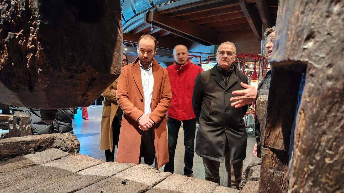 Pablo Onís (izquierda) y Diego Canga, durante la visita al Museo de la Sidra.