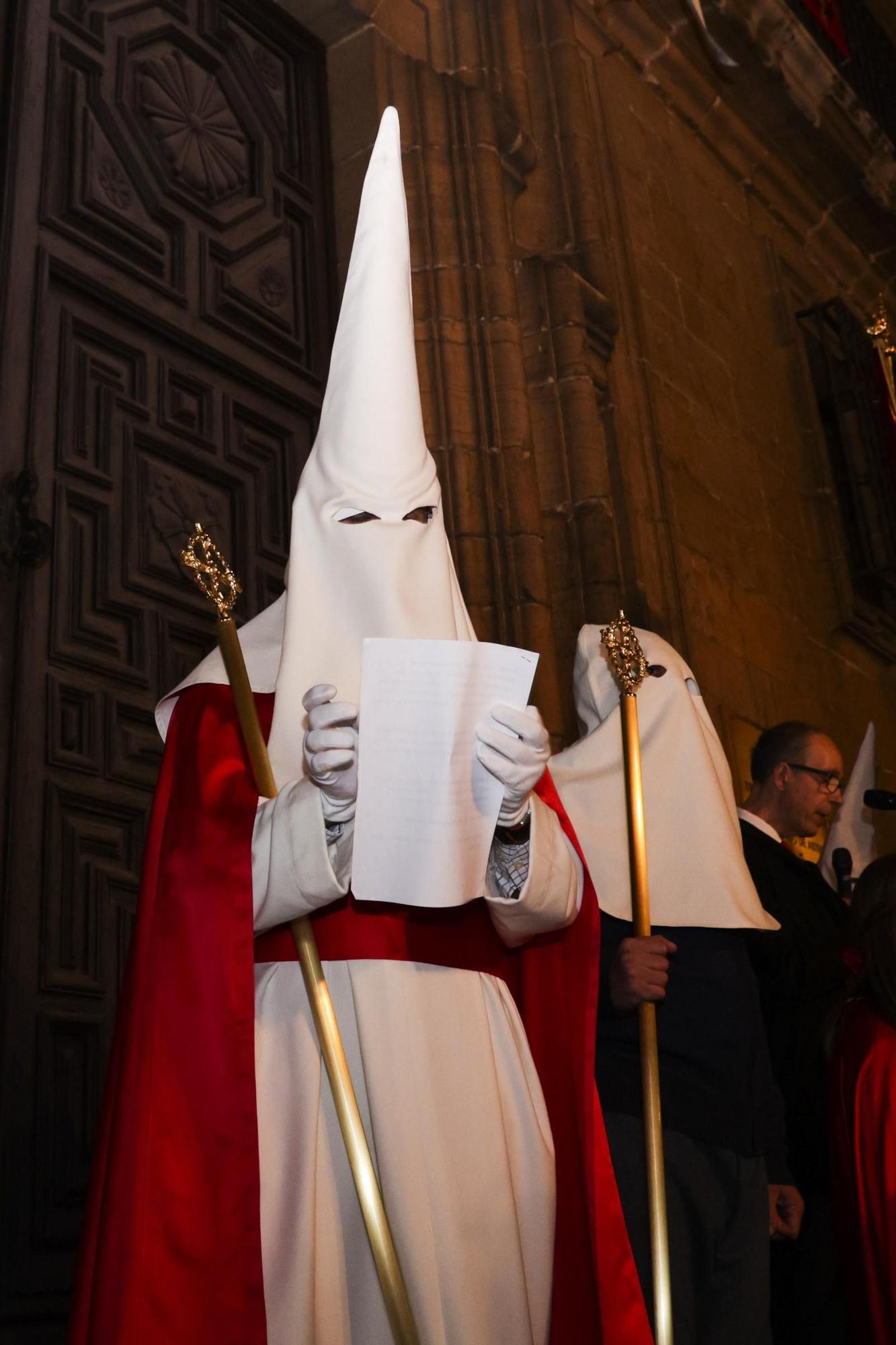 "Toda su vida fue maltratado y finalmente alguien miraba por él": las fotos de la procesión de Jesús Cautivo en Oviedo