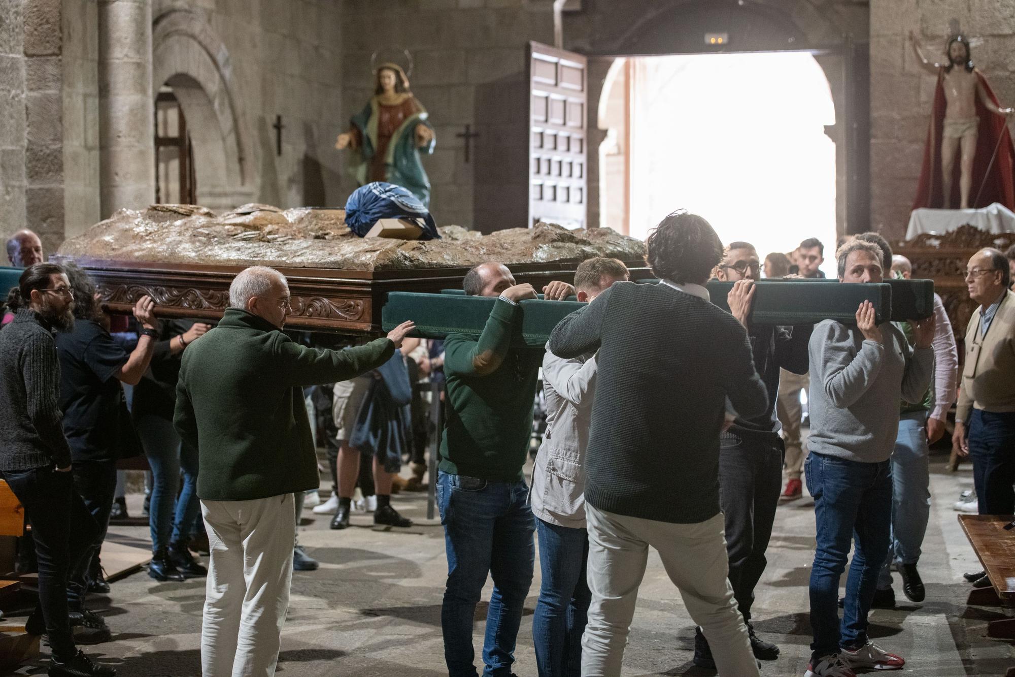 Descendimiento del Cristo de la Agonía en la iglesia de La Horta para preparar la procesión de las Siete Palabras del próximo Martes Santo.