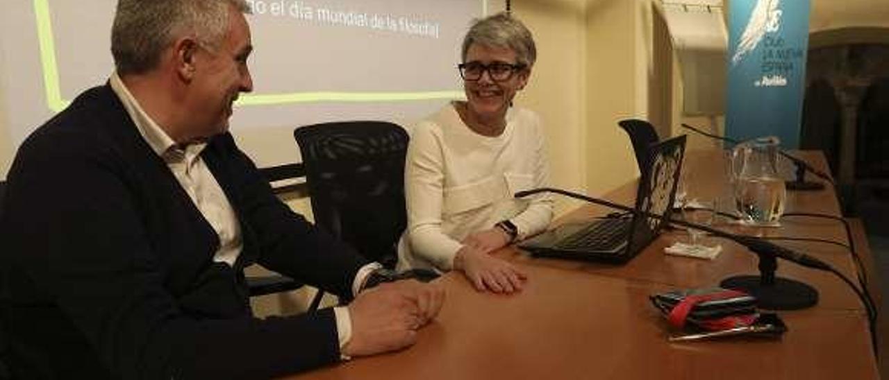 Sharon Calderón, con Luis Antonio García (moderador).