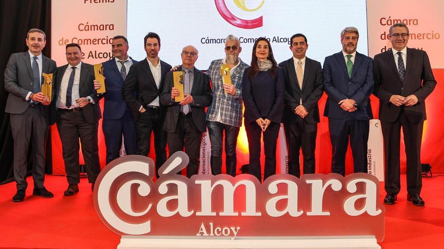 Los premiados junto a las autoridades presentes en el acto.