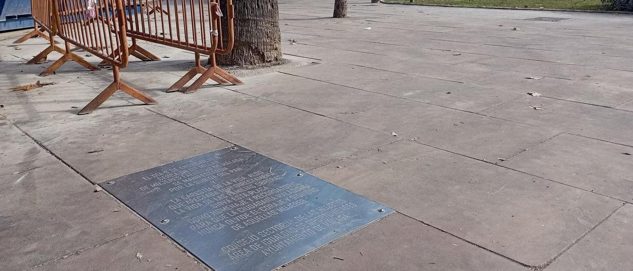 La placa, entre la plaza de la Marina y los Jardines de Alfonso Canales.
