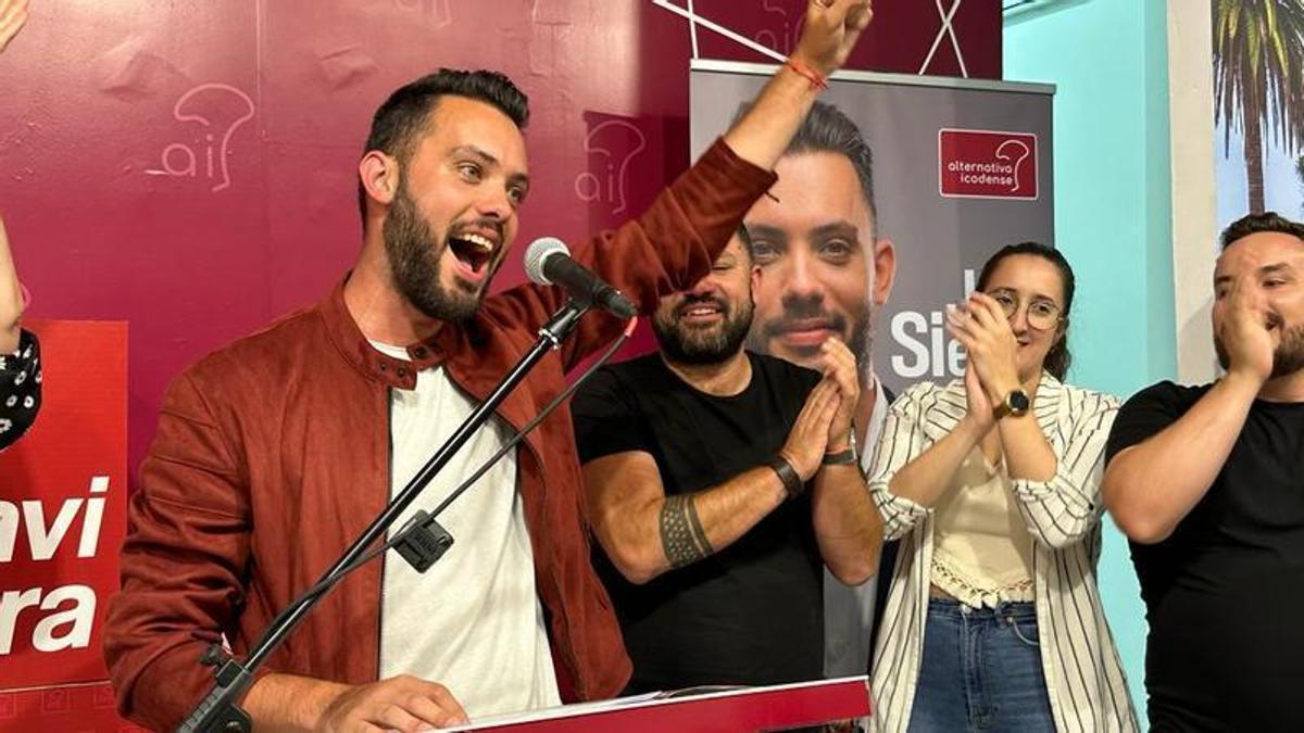 Javier Sierra celebra el triunfo electoral en la noche del 28M