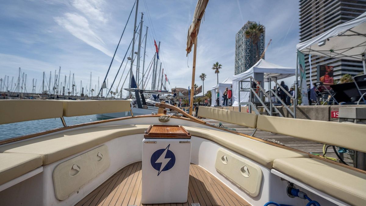 Una de las embarcaciones expuestas en el Barcelona Electric Marine Show, la segunda edición de la muestra de barcos eléctricos organizada por la Asociación Nacional de Barcos Eléctricos (ANBE), en el Port Olímpic de Barcelona.