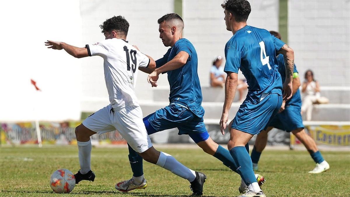 Lance del pasado derbi entre el Pozoblanco y el Córdoba B en el Municipal.