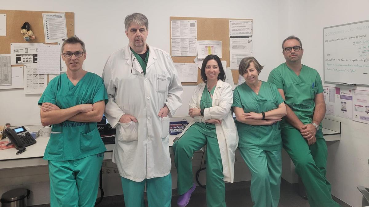 Manuel Taboada, izquierda, junto a los también anestesiólogos Valentín Caruezo, Maria Euras, Olga Campaña y Adrián Martínez.