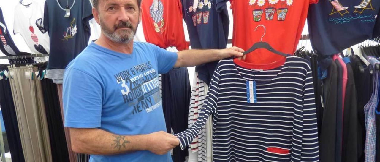 Arriba, Avelino Alonso, con una camiseta marinera. Sobre estas líneas, David Gabarri y Alegría Jiménez, con Felicidad Jiménez. A la izquierda, Argentina y Maruja Noval, de compras por el mercadillo.