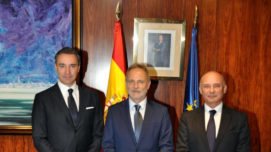 De izquierda a derecha: el CEO de Global Ports Holding y presidente de Creuers, Emre Saying; el presidente de Puertos del Estado, Salvador de la Encina y el presidente de la Autoridad Portuaria de Málaga, Carlos Rubio.