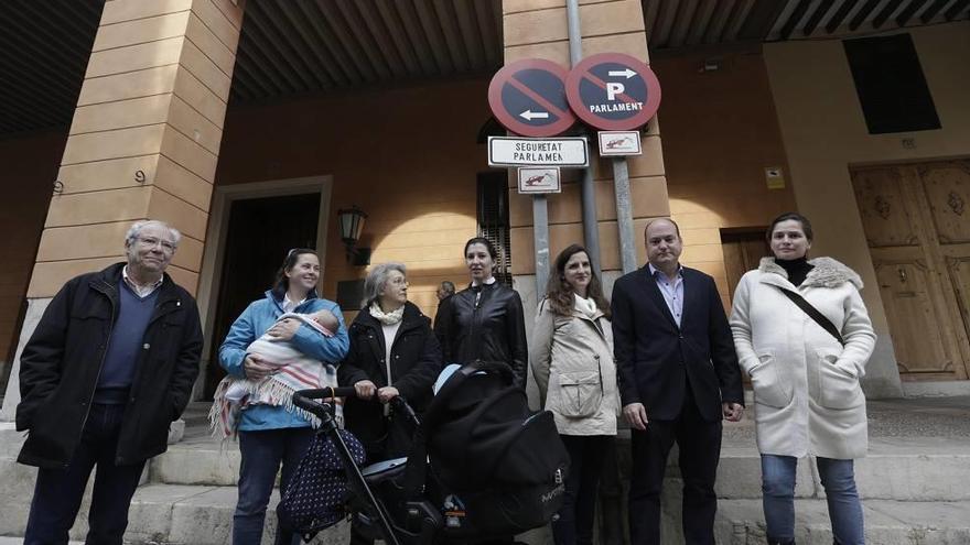 Un grupo de residentes del barrio catedralicio se concentró ayer junto a las plazas de aparcamiento de las autoridades políticas.