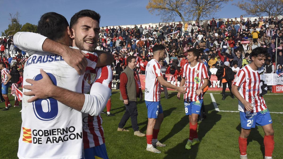 Los jugadores del Barbastro celebran el triunfo.