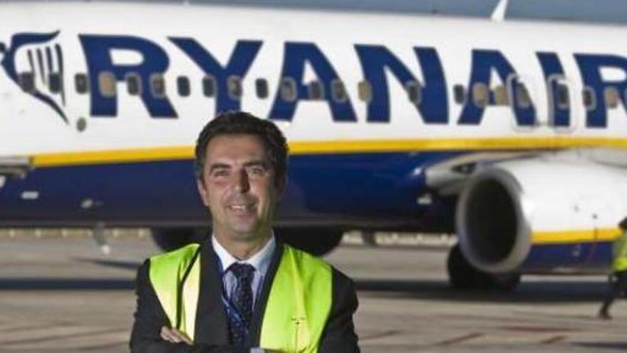 Santiago Martínez-Cava posa frente a un avión de Ryanair el pasado viernes, en El Altet.