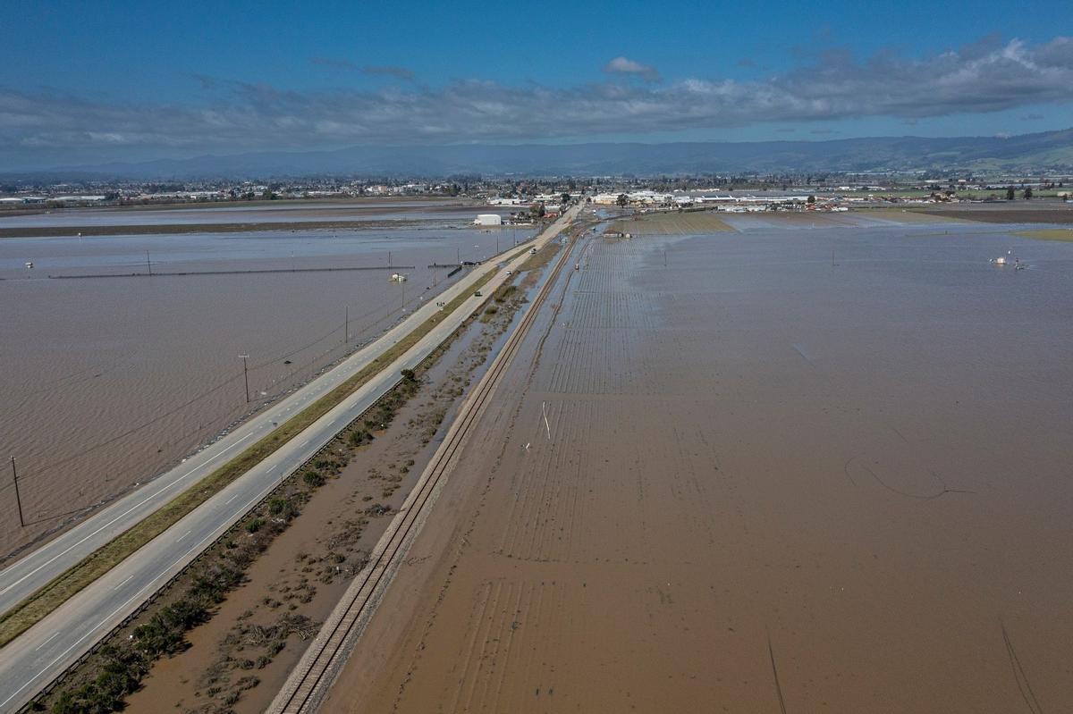 Campos inundados en Pájaro (California) debido al paso de un río atmosférico