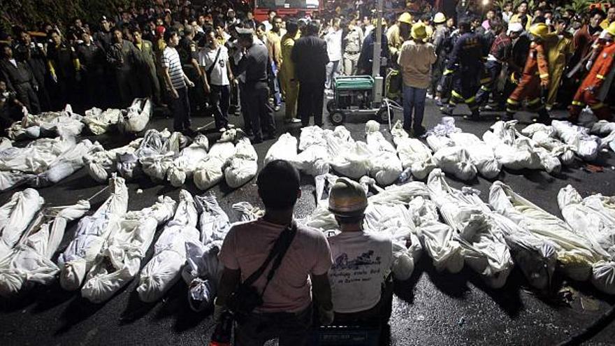 Los cuerpos de los fallecidos, ayer, ante la discoteca Santika de Bangkok. / reuters