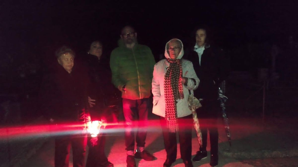 Procesión de ánimas en el cementerio de Sanzoles.