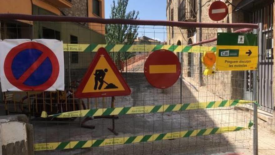 Les obres del pont vell, aturades a mig fer, només permeten l&#039;accés a peu