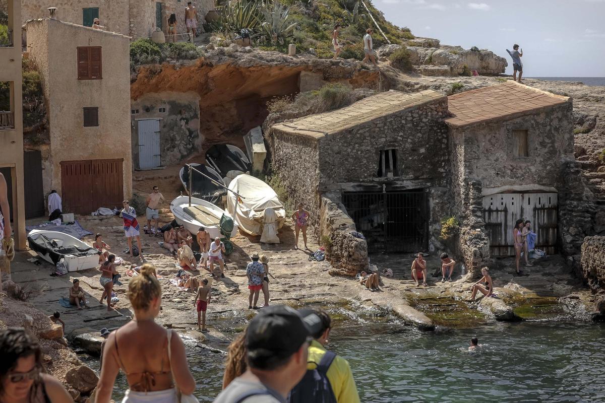 Fotos | El Caló des Moro, saturado de turistas