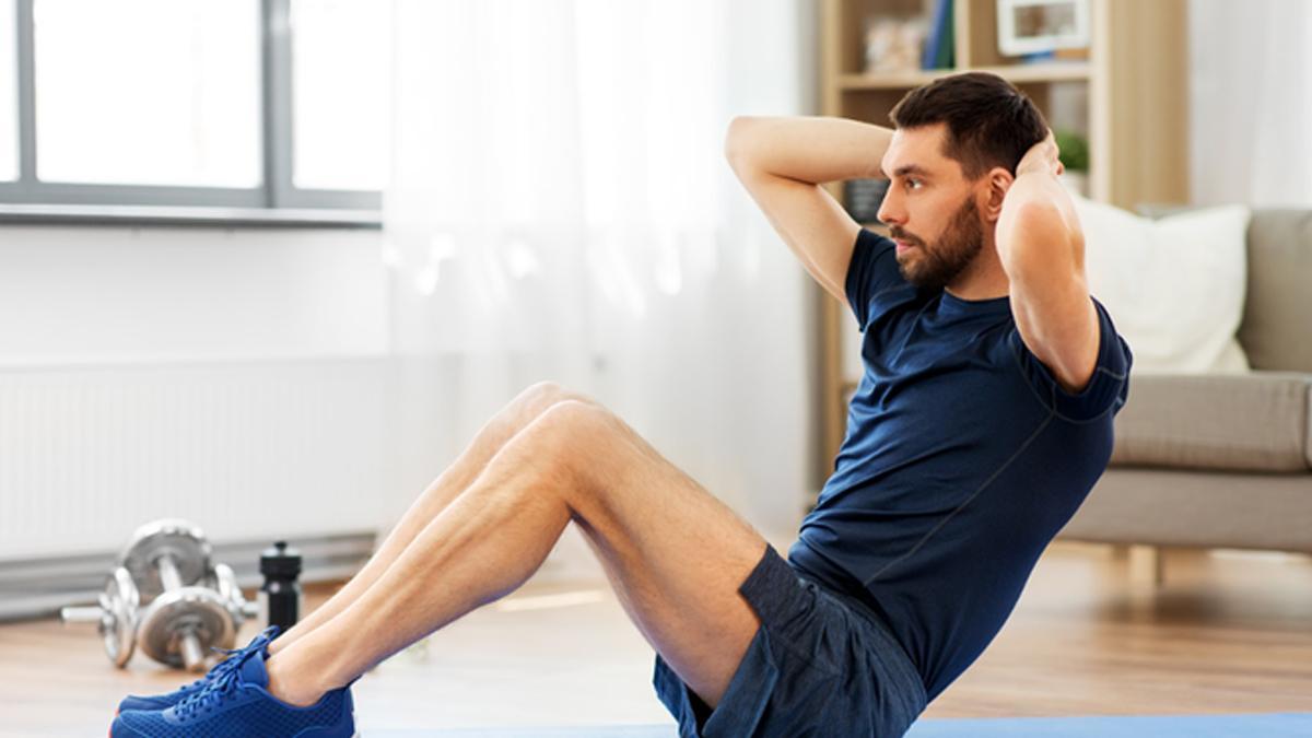 Hombre haciendo ejercicio en casa