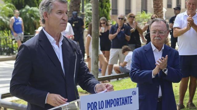El president del PP, Alberto Núñez Feijóo, al costat del president de Ceuta, Juan Jesus Vivas Lara, l’1 d’agost a la ciutat autònoma. | REDUAN / EFE