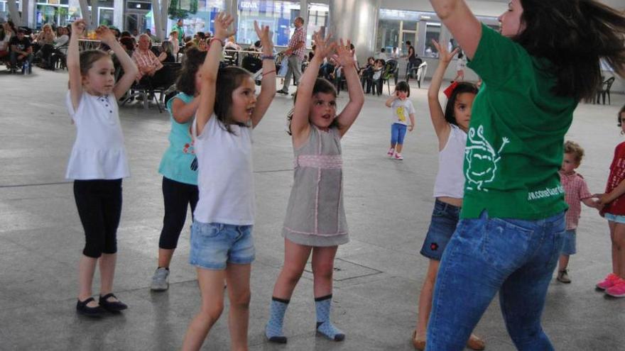 El colegio Peña Careses despide el curso con teatro y fiesta en la plaza