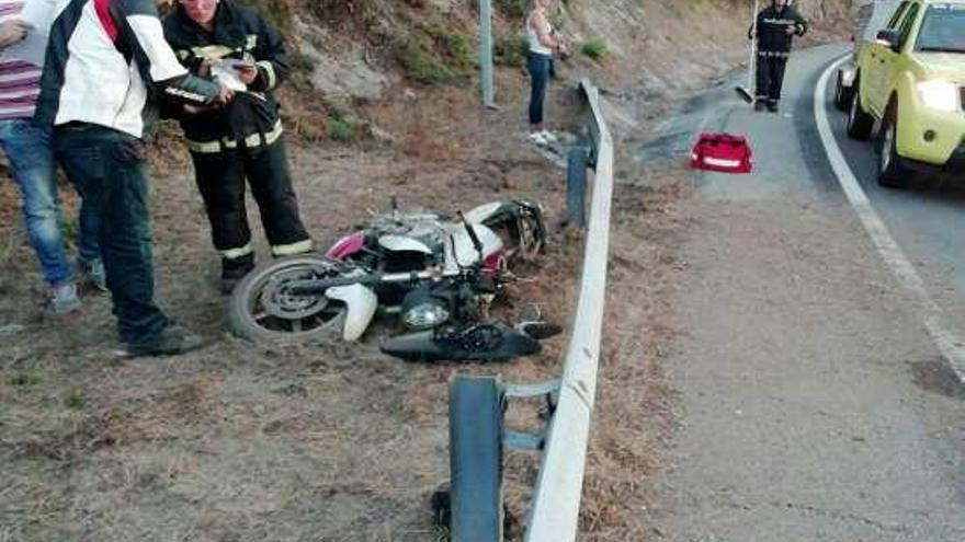 Motocicleta siniestrada en la OU-540. // FdV