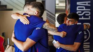 Ferran y Pedri saludan a Joselu y Carvajal a su llegada a la concentración de la selección.