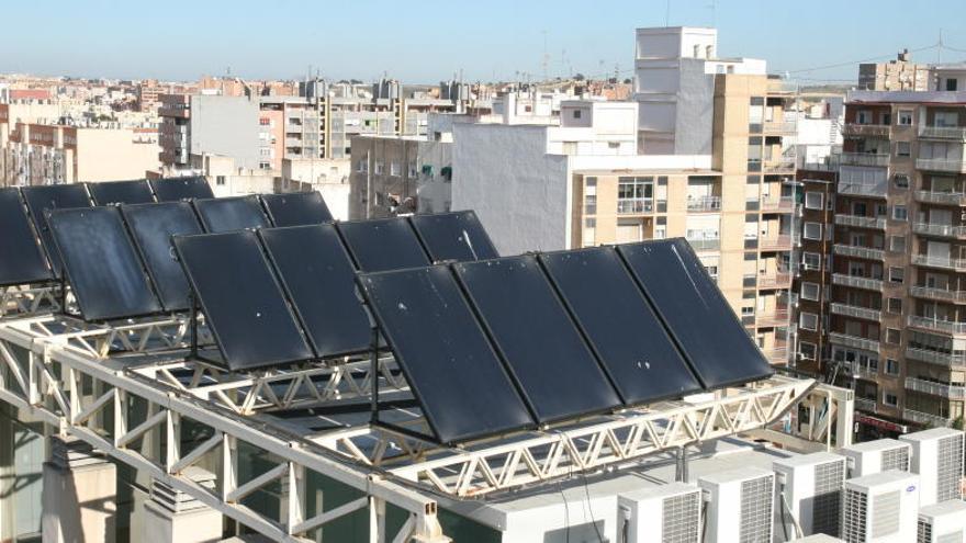 Placas solares instaladas en la azotea de un edificio situado en el centro de Cartagena.