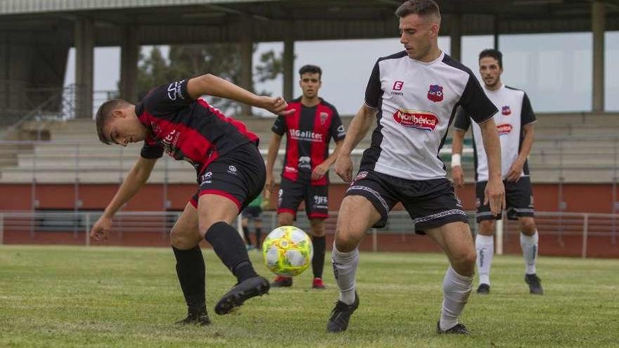 Imagen del partido que enfrentó, ayer, al Lalín y al Estradense en el Cortizo. // Bernabé/Ana Agra