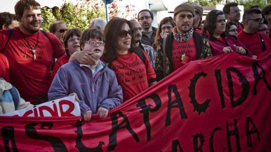 Colectivos afectados por los impagos del Consell que participaron en la marcha reivindicativa a Valencia.