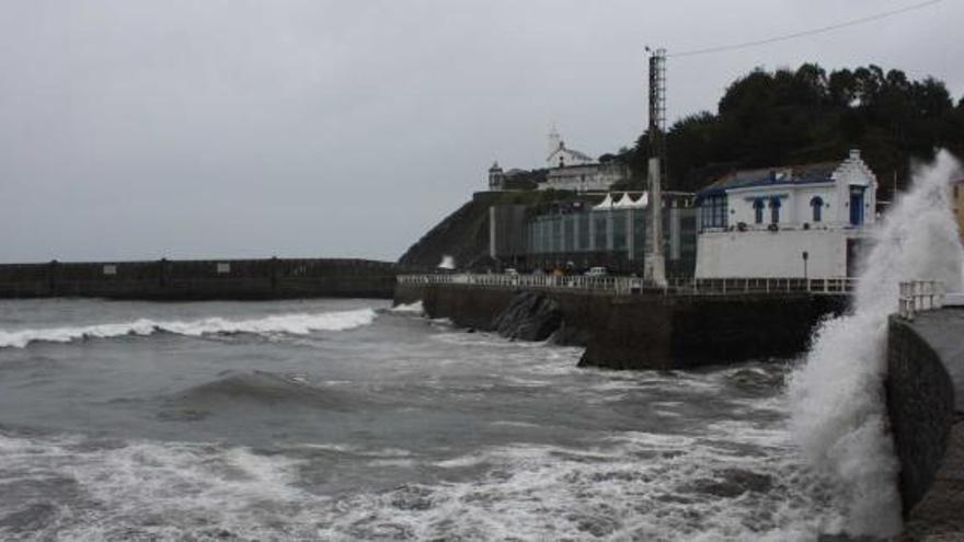 Playa de Luarca, uno de los recursos de la villa, ayer.