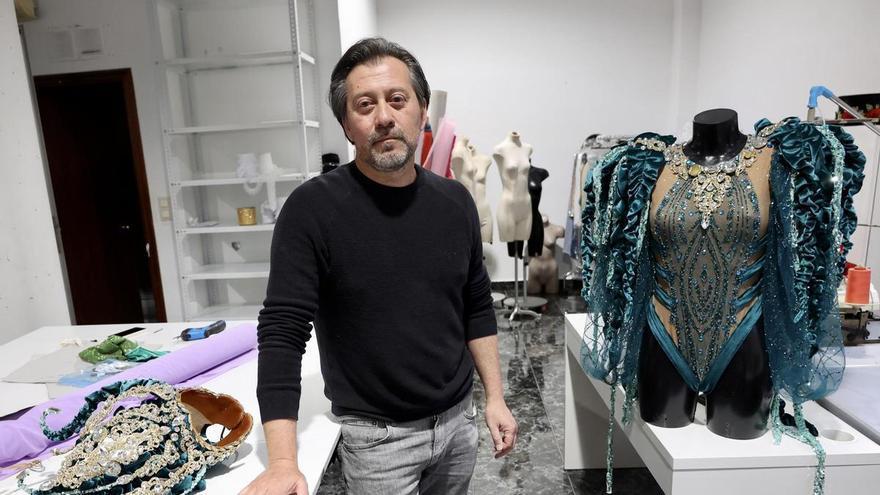 El diseñador murciano que ha 'puesto alas' a la gira de Rosalía: “Nuestra aportación es modesta, pero desde Murcia hacemos piezas que viajarán por todo el mundo"