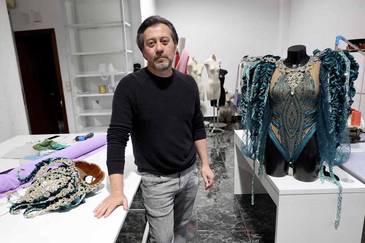 El director creativo y diseñador José Alcántara en su taller provisional.