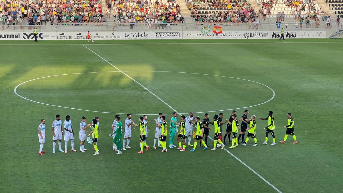 Saludo de ambos equipos antes de iniciar el partido