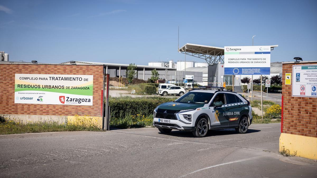 Un coche de la Guardia Civil, en el vertedero de Zaragoza.