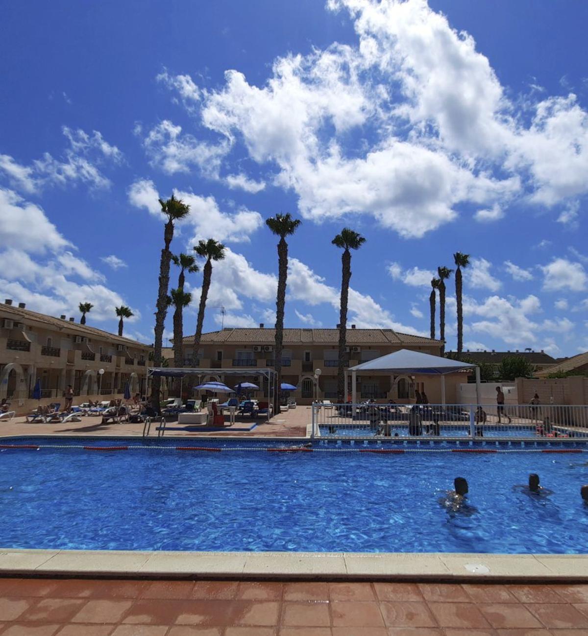 Piscina en el residencial del Montepío en Los Alcázares (Mar Menor, Murcia). |  | LNE