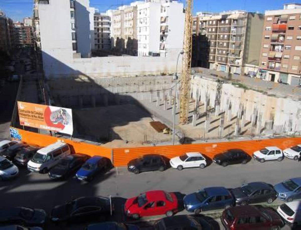 Socavón en las obras del futuro polideportivo de Nou Moles.