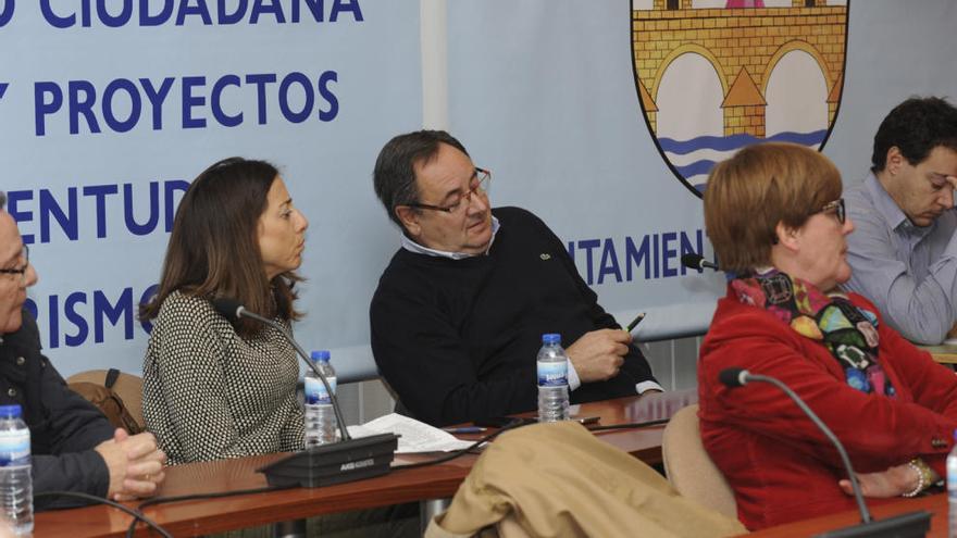 El concejal Manuel Vega, en el centro de la bancada del PP