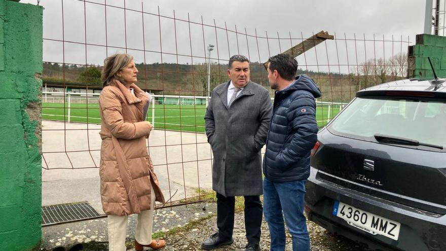 Visita de Belén Cachafeiro, Roberto Jorge Correa y Ricardo Martínez al campo de Forcarei.
