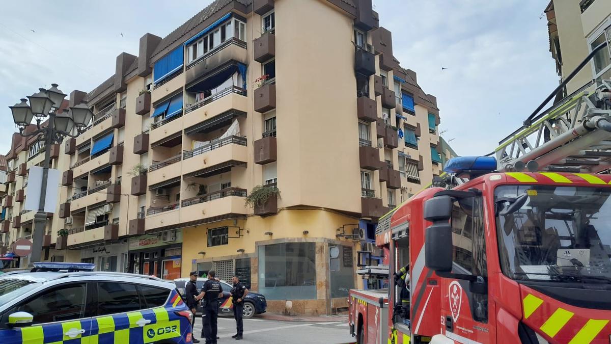 Bomberos del CBP Málaga y agentes de la Policía Local de Vélez-Málaga actúan en el incendio de una vivienda