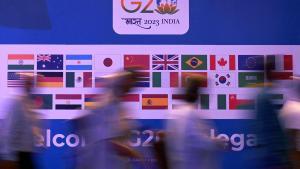 Un cartel frente al Centro Internacional de Prensa de Nueva Delhi muestra las banderas de los países participantes en la cumbre del G20.