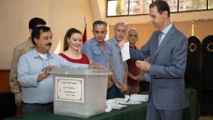 El presidente sirio, Bashar al Asad, vota en las elecciones legislativas de este lunes.