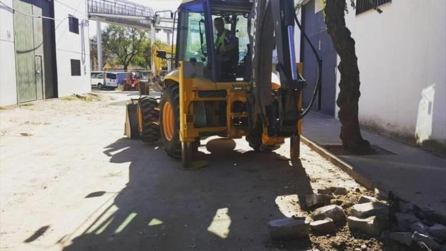 La obra para urbanizar la calle Serrejón ya ha comenzado y durará dos meses