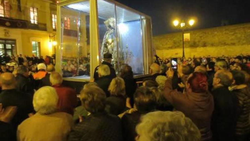 La Geperudeta a su llegada, saliendo del vehículo que la trasladaba y por las calles de Burjassot.