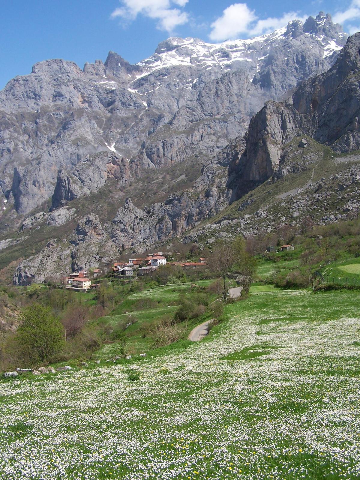 Cordiñanes de Valdeón al pie del Macizo Central de los Picos de Europa