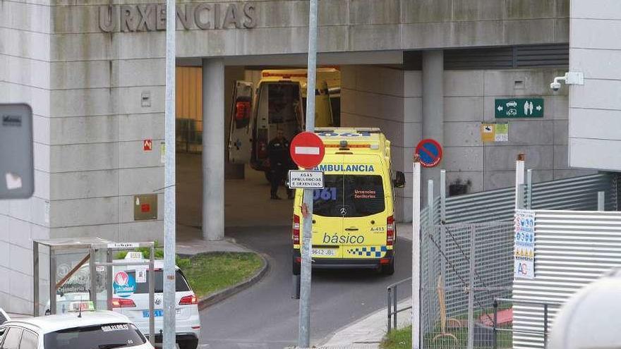 Una ambulancia, entrando al servicio de Urgencias del CHUO. // Iñaki Osorio
