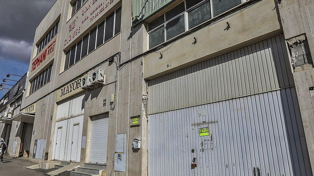 Preparativos de comida china en un restaurante que hace comidas para llevar en Alicante. | PILAR CORTÉS